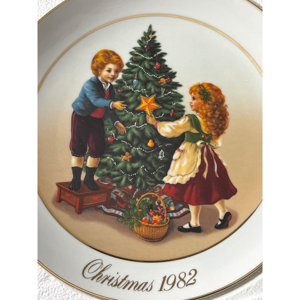 Avon 1982 Christmas Memories Keeping the Christmas Tradition Porcelain Plate 9in
